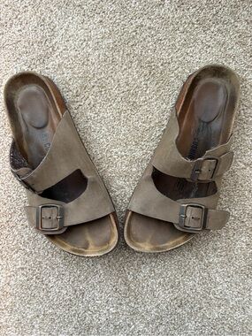 Cushionaire 8M Tan Leather 2 Buckled Strapped Sandal Flats Bohemian Casual